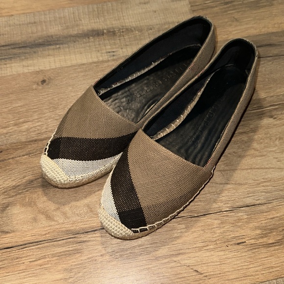 Burberry Flats in size 6/12 - Picture 2 of 4